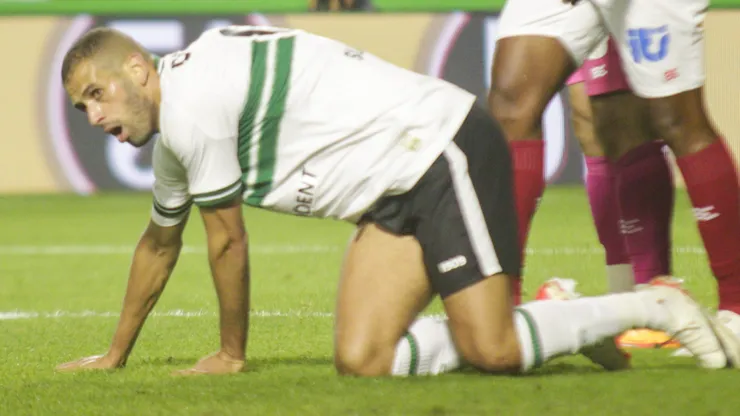 PR - CURITIBA - 14/09/2023 - BRASILEIRO A 2023, CORITIBA X BAHIA - Islam Slimani jogador do Coritiba lamenta durante partida contra o Bahia no estadio Couto Pereira pelo campeonato Brasileiro A 2023. Foto: Gabriel Machado/AGIF