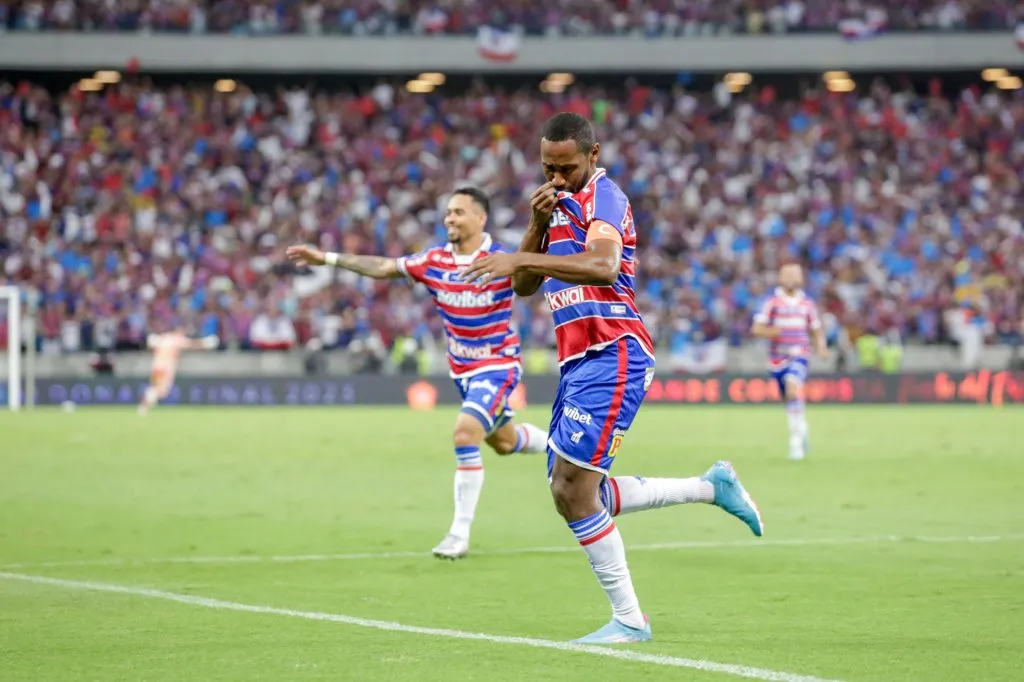 Foto: Lucas Emanuel/AGIF – Tinga jogador do Fortaleza comemora seu gol durante partida contra o Corinthians no estadio Arena Castelao pelo campeonato Copa Sul-Americana 2023.
