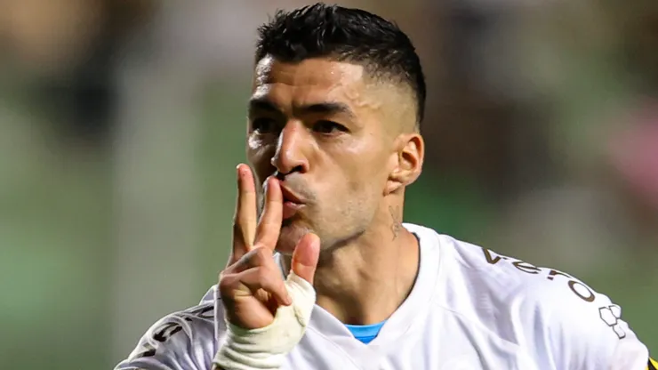 MG - BELO HORIZONTE - 28/10/2023 - BRASILEIRO A 2023, AMERICA-MG X GREMIO - Luis Suarez jogador do Gremio comemora seu gol durante partida contra o America-MG no estadio Independencia pelo campeonato Brasileiro A 2023. Foto: Gilson Lobo/AGIF