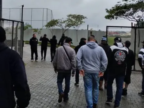 Organizada do Corinthians se reúne com elenco e 1 jogador recebe recado especial