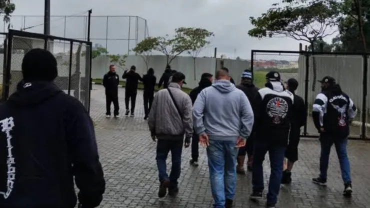 Foto: Reprodução/Redes Sociais: Torcedores mandaram recado para elenco