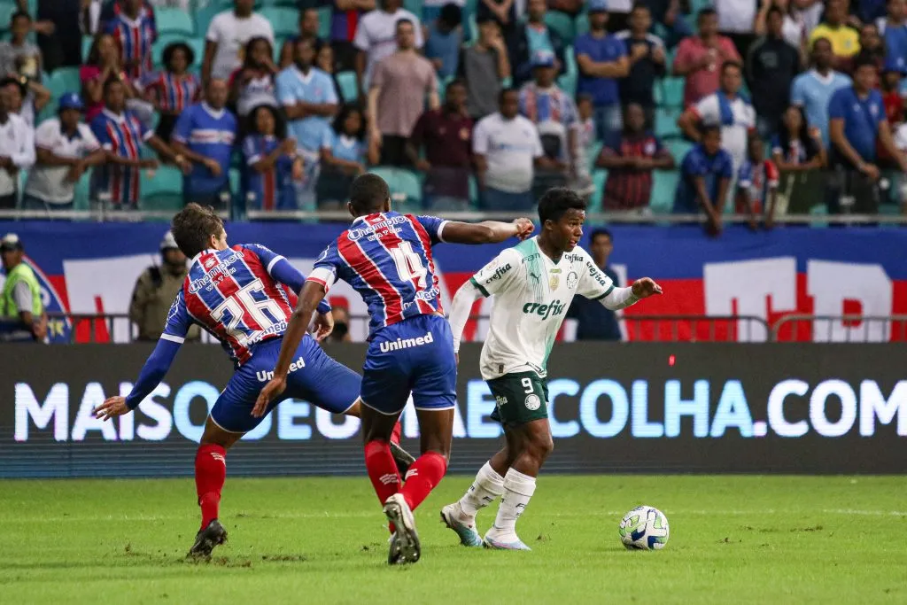 Bahie a Palmeiras no 1º turno do Brasileiro de 2023. Endrick jogador do Palmeiras durante partida contra o Bahia no estadio Arena Fonte Nova pelo campeonato BRASILEIRO A 2023. Foto: Renan Oliveira/AGIF