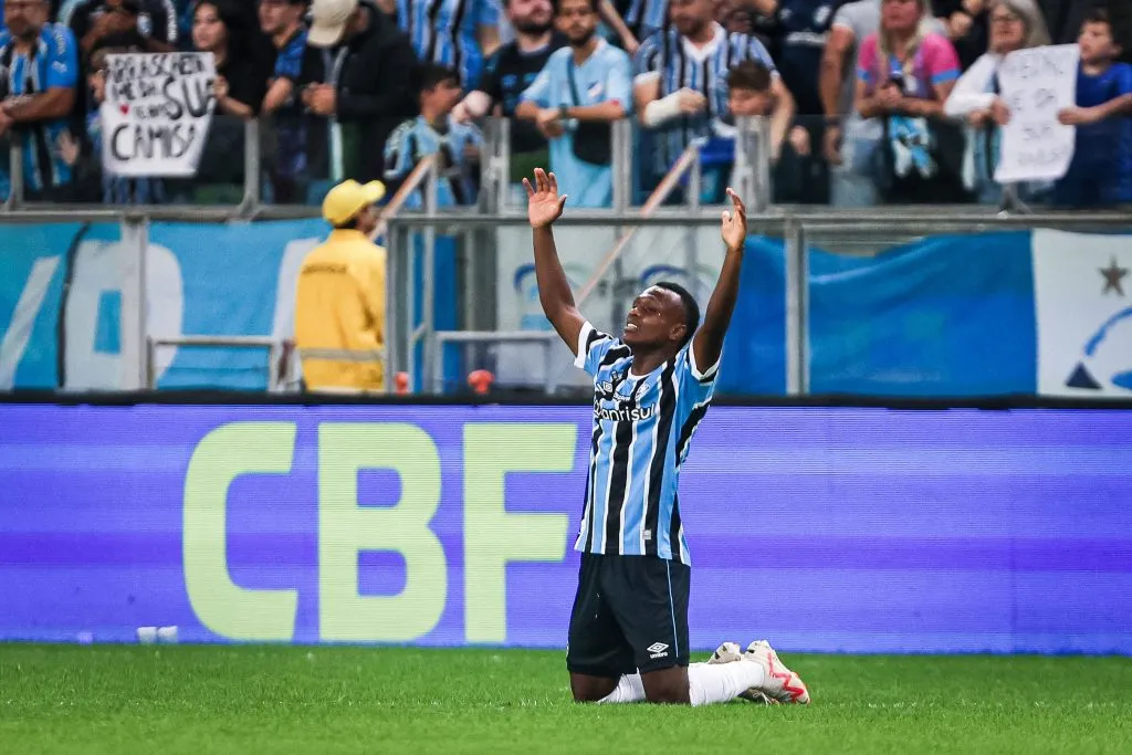 Foto: Maxi Franzoi/AGIF – Nathan Fernandes jogador do Gremio comemora vitoria apos partida contra o Flamengo no estadio Arena do Gremio pelo campeonato Brasileiro A 2023.