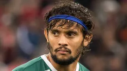 Gustavo Scarpa jogador do Palmeiras durante execucao do hino nacional antes da partida contra o Athletico-PR no estadio Arena da Baixada pelo campeonato Brasileiro A 2022. Foto: Robson Mafra/AGIF