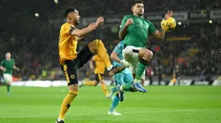 Matheus Cunha e Bruno Guimarães disputam a bola durante jogo na Premier Legue. Foto: Michael Regan/Getty Images)
