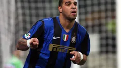 MILAN, ITALY - JANUARY 25: Adriano celebrates after scoring a goal during the Serie A match between Inter and Sampdoria at the Meazza Stadio on January 25, 2009 in Milan, Italy. (Photo by New Press/Getty Images)