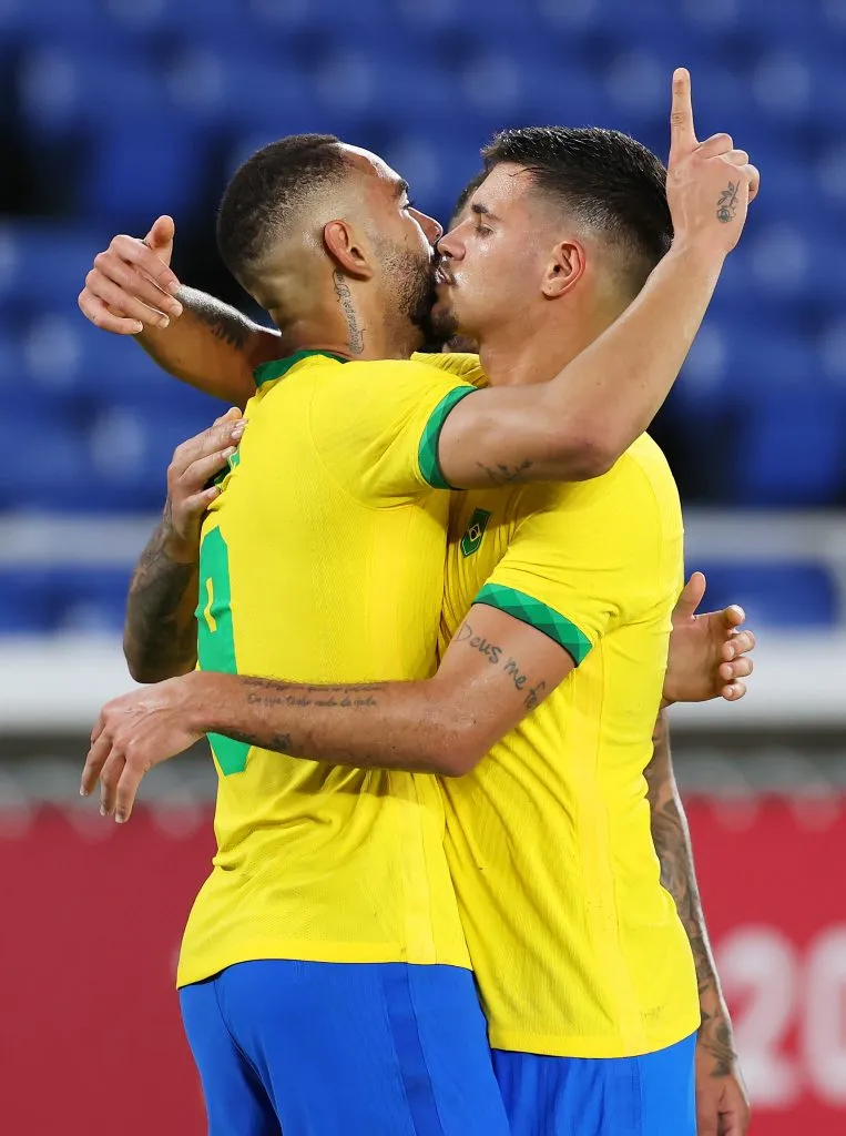Bruno Guimarães e Matheus Cunha atuando juntos durante jogos olímpicos no Japão. Foto: Alexander Hassenstein/Getty Images.