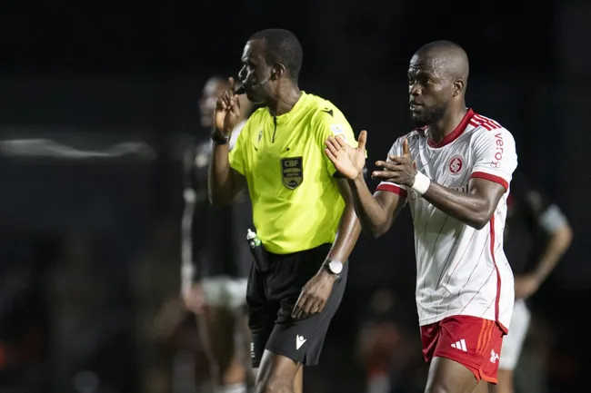 Foto: Jorge Rodrigues/AGIF – Valencia em ação contra o Vasco.