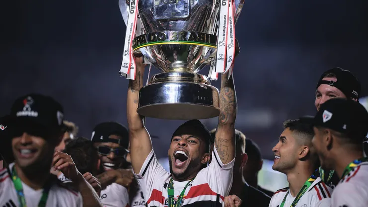 Jogadores do São Paulo comemoram titulo de campeao durante cerimonia de premiacao apos vitoria contra o Flamengo em partida no estadio Morumbi pela decisao do campeonato Copa do Brasil 2023. Foto: Ettore Chiereguini/AGIF