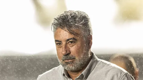Alexandre Gallo diretor do Santos deixa o campo apos partida contra o Vasco no estadio Vila Belmiro pelo campeonato Brasileiro A 2023. Foto: Abner Dourado/AGIF