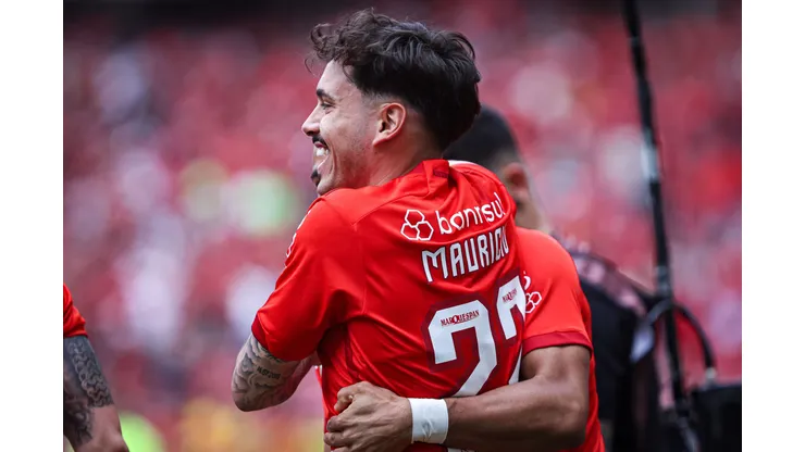 BA - PORTO ALEGRE - 22/10/2023 - BRASILEIRO A 2023, INTERNACIONAL X SANTOS - Wanderson jogador do Internacional comemora seu gol com Mauricio jogador da sua equipe durante partida contra o Santos no estadio Beira-Rio pelo campeonato Brasileiro A 2023. Foto: Maxi Franzoi/AGIF