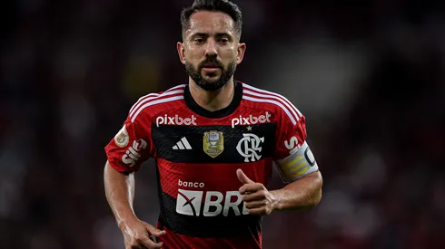 Everton Ribeiro com a camisa do Flamengo - Foto: Thiago Ribeiro/AGIF