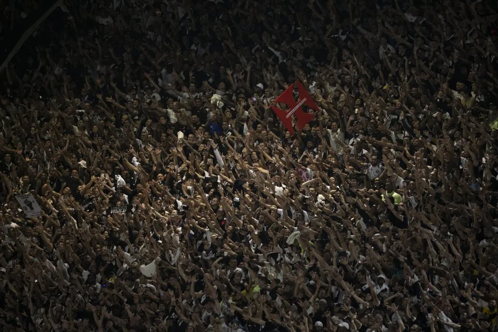 RJ – RIO DE JANEIRO – 18/10/2023 – BRASILEIRO A 2023, VASCO X FORTALEZA – Torcida do Vasco durante partida contra Fortaleza no estadio Sao Januario pelo campeonato Brasileiro A 2023. Foto: Jorge Rodrigues/AGIF
