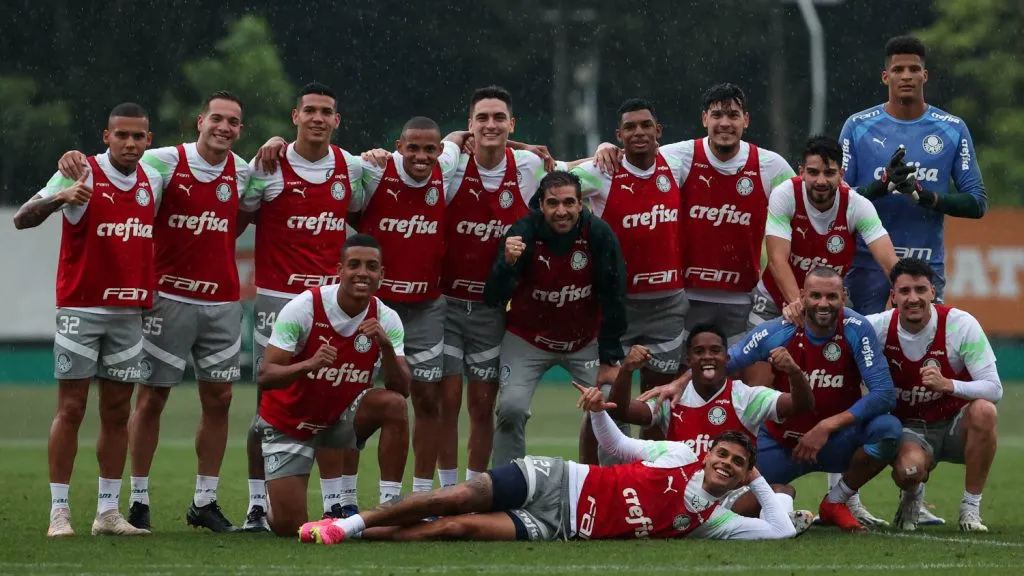 Os jogadores Garcia, Fabinho, Naves, Jhonatan, Eduard Atuesta, Luis Guilherme, Gustavo Gómez, Flaco López e Mateus (E/D em pé) e Vanderlan, Richard Ríos, Endrick e Weverton (E/D agachados) e o técnico Abel Ferreira (C), da SE Palmeiras, durante treinamento, na Academia de Futebol. (Foto: Cesar Greco/Palmeiras/by Canon)