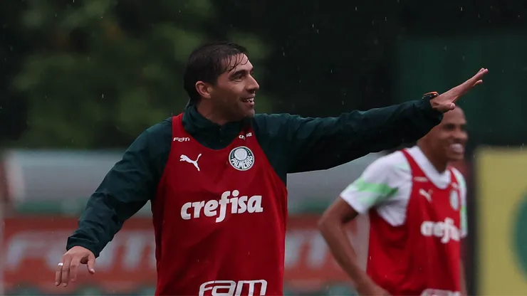 Foto: Cesar Greco/Palmeiras - Treinador participa de 'rachão' e faz gol da vitória