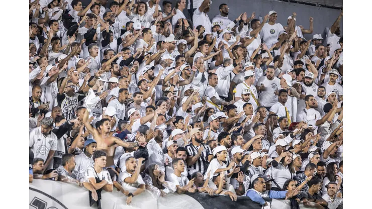 Torcida durante partida entre Santos e Coritiba no estádio Vila Belmiro pelo campeonato Brasileiro A 2023. Foto: Abner Dourado/AGIF