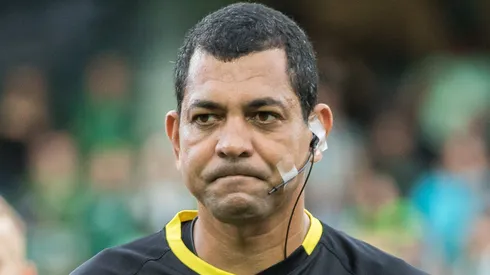 O arbitro Wagner do Nascimento Magalhaes antes da partida entre Coritiba e Internacional no estadio Couto Pereira pelo campeonato Brasileiro A 2022. Foto: Robson Mafra/AGIF
