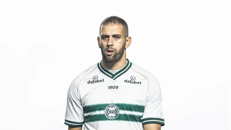 Slimani em ação no 1° tempo do jogo