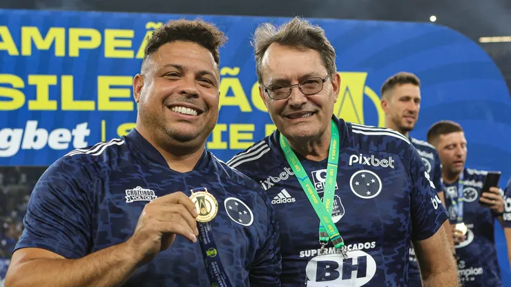 MG - Belo Horizonte - 06/11/2022 - BRASILEIRO B 2022 CRUZEIRO X CSA - Ronaldo do Cruzeiro e Pedrinho BH comemoram titulo de campeao apos partida contra o CSA no estadio Mineirao pela decisao do campeonato Brasileiro B 2022. Foto: Gilson Junio/AGIF