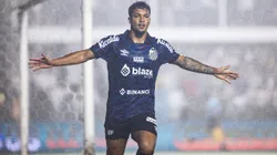 Marcos Leonardo jogador do Santos comemora seu gol durante partida contra o Coritiba no estadio Vila Belmiro pelo campeonato Brasileiro A 2023. Foto: Abner Dourado/AGIF