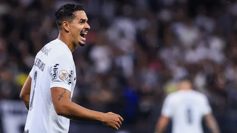 Foto: Marcello Zambrana/AGIF - Veríssimo: zagueiro está 'ajudando' medalhão no Clube