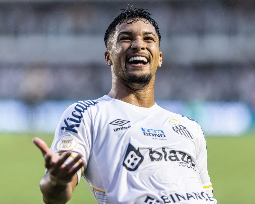SP – SANTOS – 01/10/2023 – BRASILEIRO A 2023, SANTOS X VASCO – Marcos Leonardo jogador do Santos comemora seu gol durante partida contra o Vasco no estadio Vila Belmiro pelo campeonato Brasileiro A 2023.  Foto: Abner Dourado/AGIF