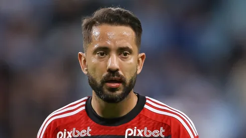 PORTO ALEGRE, BRAZIL – OCTOBER 25: Everton Ribeiro of Flamengo looks on during the match between Gremio and Flamengo as part of Brasileirao 2023 at Arena do Gremio Stadium on October 25, 2023 in Porto Alegre, Brazil. (Photo by Pedro H. Tesch/Getty Images)