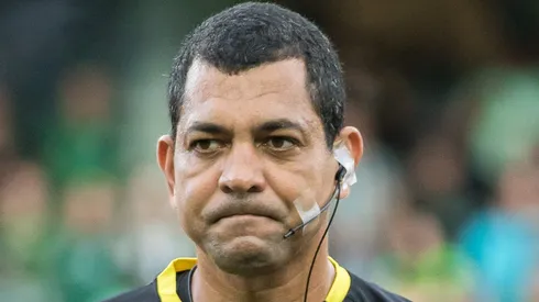 PR - Curitiba - 23/10/2022 - BRASILEIRO A 2022, CORITIBA X INTERNACIONAL - O arbitro Wagner do Nascimento Magalhaes antes da partida entre Coritiba e Internacional no estadio Couto Pereira pelo campeonato Brasileiro A 2022. Foto: Robson Mafra/AGIF