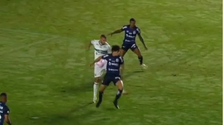 Brigou com VAR: Wagner do Nascimento ASSUSTA torcida do Santos com pênalti