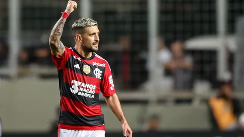 MG - BELO HORIZONTE - 29/07/2023 - BRASILEIRO A 2023, ATLETICO-MG X FLAMENGO - De Arrascaeta jogador do Flamengo comemora seu gol durante partida contra o Atletico-MG no estadio Independencia pelo campeonato Brasileiro A 2023. Foto: Gilson Lobo/AGIF