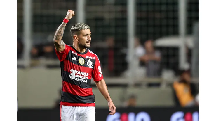 MG - BELO HORIZONTE - 29/07/2023 - BRASILEIRO A 2023, ATLETICO-MG X FLAMENGO - De Arrascaeta jogador do Flamengo comemora seu gol durante partida contra o Atletico-MG no estadio Independencia pelo campeonato Brasileiro A 2023. Foto: Gilson Lobo/AGIF