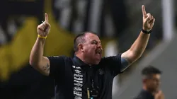 SANTOS, BRAZIL - MAY 04: Marcelo Fernandes head coach of Santos reacts during a match between Santos and The Strongest as part of Group C of Copa CONMEBOL Libertadores 2021 at Vila Belmiro Stadium on May 04, 2021 in Santos, Brazil. (Photo by Alexandre Schneider/Getty Images)