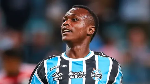 RS - FUTEBOL/CAMPEONATO BRASILEIRO 2023/GREMIO X FLAMENGO - ESPORTES - Lance da partida entre Gremio e Flamengo disputada na noite desta quarta-feira na Arena do Gremio, em partida valida pela Campeonato Brasileiro 2023. FOTO: LUCAS UEBEL/GREMIO FBPA