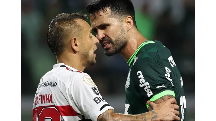 Rafinha foi expulso de campo no início do 2T e súmula de Claus pode complicar sua vida