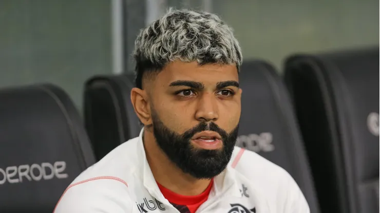 PORTO ALEGRE, BRAZIL - OCTOBER 25: Gabriel Barbosa of Flamengo sits on the bench during the match between Gremio and Flamengo as part of Brasileirao 2023 at Arena do Gremio Stadium on October 25, 2023 in Porto Alegre, Brazil. (Photo by Pedro H. Tesch/Getty Images)