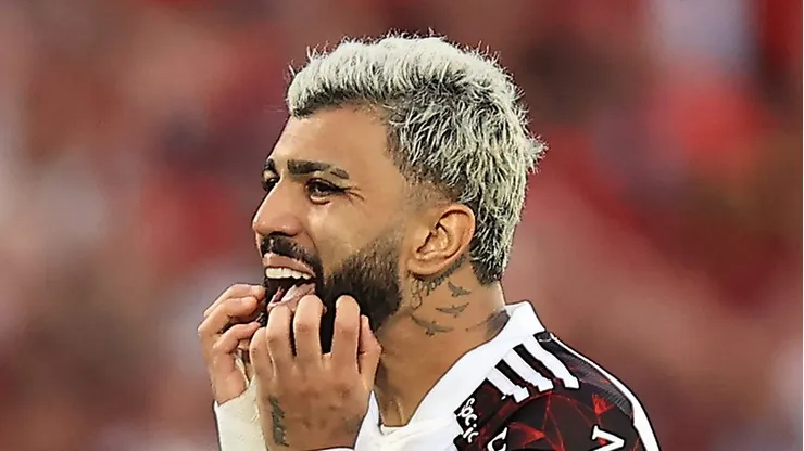 MONTEVIDEO, URUGUAY - NOVEMBER 27: Gabriel Barbosa of Flamengo reacts after the second goal of Palmeiras in the first half of extra time during the final match of Copa CONMEBOL Libertadores 2021 between Palmeiras and Flamengo at Centenario Stadium on November 27, 2021 in Montevideo, Uruguay. (Photo by Buda Mendes/Getty Images)