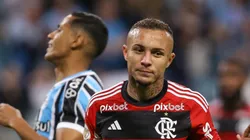 PORTO ALEGRE, BRAZIL - OCTOBER 25: Everton Cebolinha of Flamengo celebrates after scoring the first goal of his team during the match between Gremio and Flamengo as part of Brasileirao 2023 at Arena do Gremio Stadium on October 25, 2023 in Porto Alegre, Brazil. (Photo by Pedro H. Tesch/Getty Images)