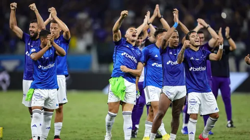 Cruzeiro coloca bandeira polêmica na sala de imprensa do Mineirão. Foto: Gilson Lobo/AGIF