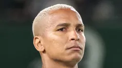 PR - CURITIBA - 18/10/2023 - BRASILEIRO A 2023, CORITIBA X CUIABA - Deyverson jogador do Cuiaba durante execucao do hino nacional antes da partida contra o Coritiba no estadio Couto Pereira pelo campeonato Brasileiro A 2023. Foto: Robson Mafra/AGIF