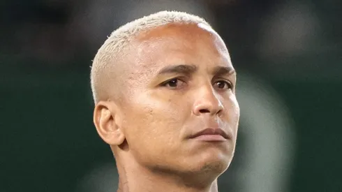 PR - CURITIBA - 18/10/2023 - BRASILEIRO A 2023, CORITIBA X CUIABA - Deyverson jogador do Cuiaba durante execucao do hino nacional antes da partida contra o Coritiba no estadio Couto Pereira pelo campeonato Brasileiro A 2023. Foto: Robson Mafra/AGIF