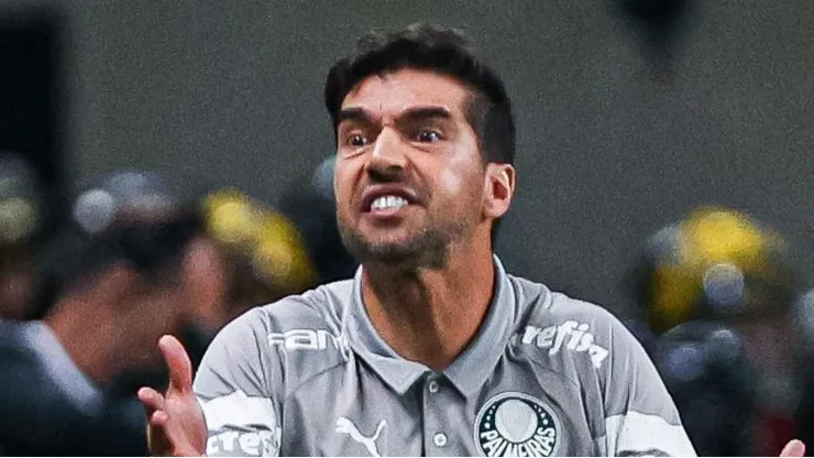 Foto: Maxi Franzoi/AGIF - Abel Ferreira tecnico do Palmeiras durante partida contra o Gremio no estadio Arena do Gremio pelo campeonato Brasileiro A 2023.