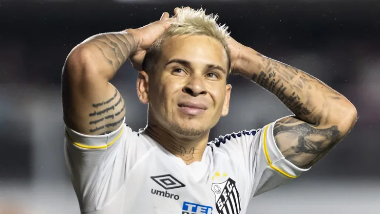 Foto: Abner Dourado/AGIF - Soteldo jogador do Santos lamenta derrota ao final da partida contra o Bragantino no estadio Vila Belmiro pelo campeonato Brasileiro A 2023.