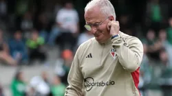 Dorival à frente do São Paulo em jogo do Brasileirão - Foto: Robson Mafra/AGIF