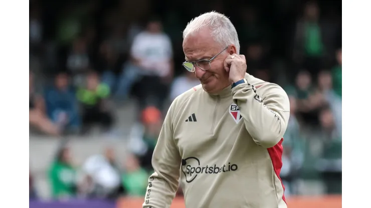 Dorival à frente do São Paulo em jogo do Brasileirão - Foto: Robson Mafra/AGIF
