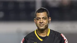 O arbitro Wagner do Nascimento Magalhaes durante partida entre Santos e Bahia no estadio Vila Belmiro pelo campeonato BRASILEIRO A 2023. Foto: Abner Dourado/AGIF