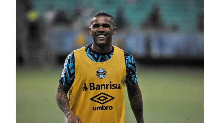 Douglas Costa e +4: portal indica contratações para o Palmeiras - Foto: Jhony Pinho/AGIF