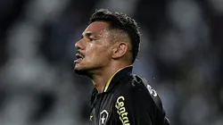 Foto: Thiago Ribeiro/AGIF - Tiquinho Soares jogador do Botafogo comemora seu gol durante partida contra o Athletico-PR no estadio Engenhao pelo campeonato Brasileiro A 2023.