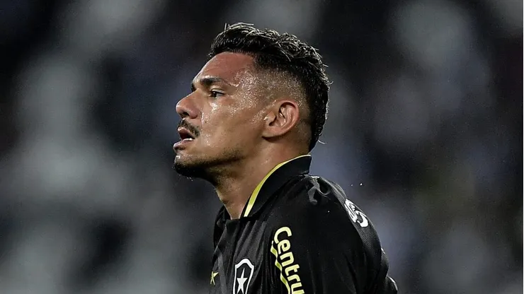 Foto: Thiago Ribeiro/AGIF - Tiquinho Soares jogador do Botafogo comemora seu gol durante partida contra o Athletico-PR no estadio Engenhao pelo campeonato Brasileiro A 2023.