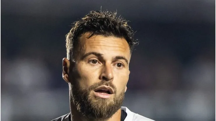 - Lucas Lima jogador do Santos durante partida contra o Bragantino no estadio Vila Belmiro pelo campeonato Brasileiro A 2023. Foto: Abner Dourado/AGIF