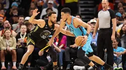 Curry e Booker estarão em quadra nesta terça-feira (24)